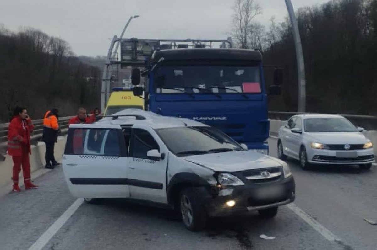В Сочи в ДТП погиб водитель легковушки, остановившейся из-за поломки