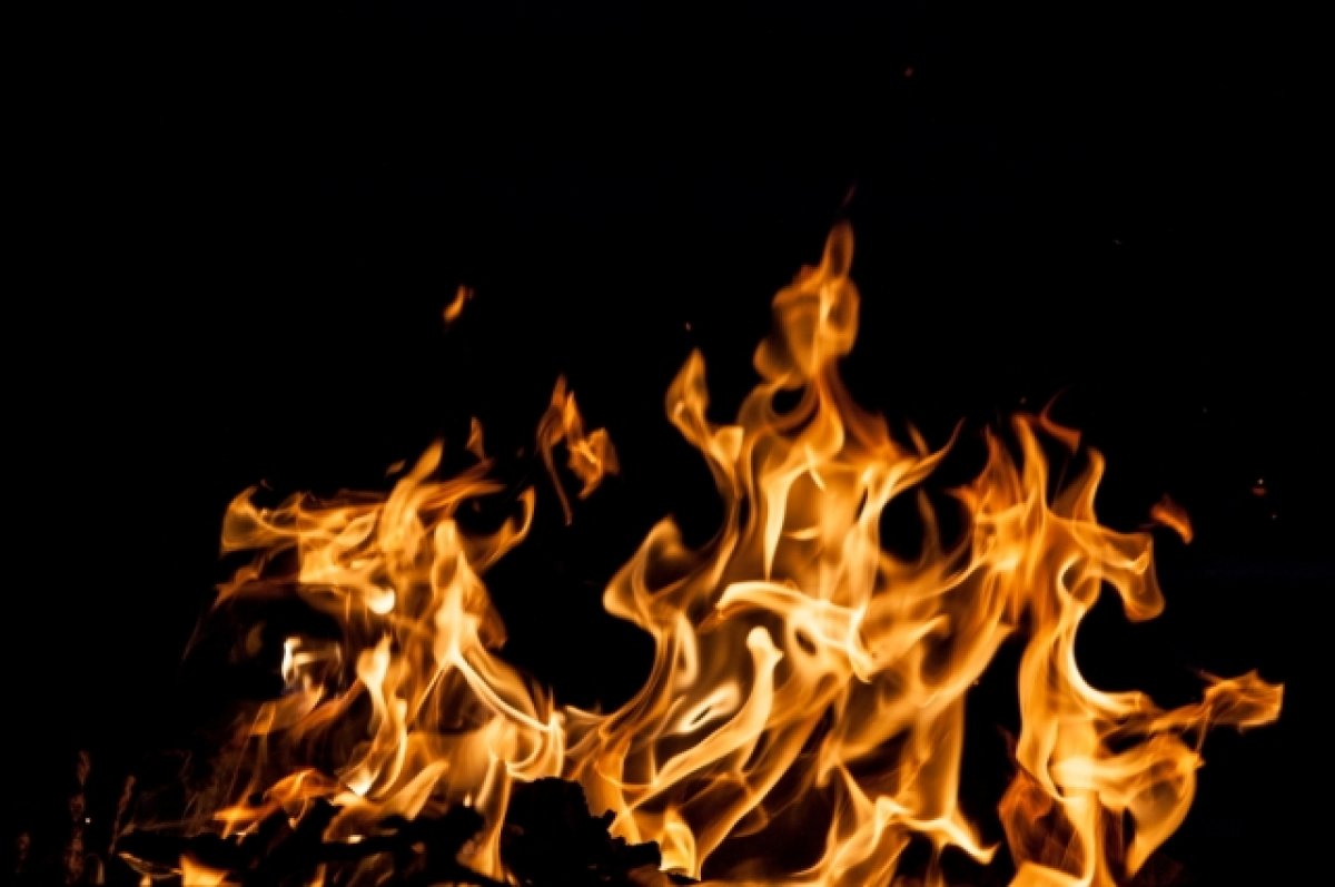 В Армавире произошёл крупный пожар, горели гаражи