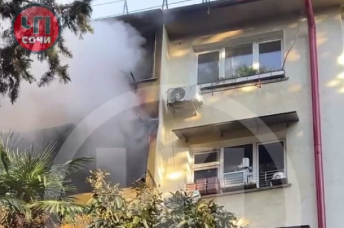 В Сочи из пятиэтажного дома из-за пожара эвакуировали пять человек