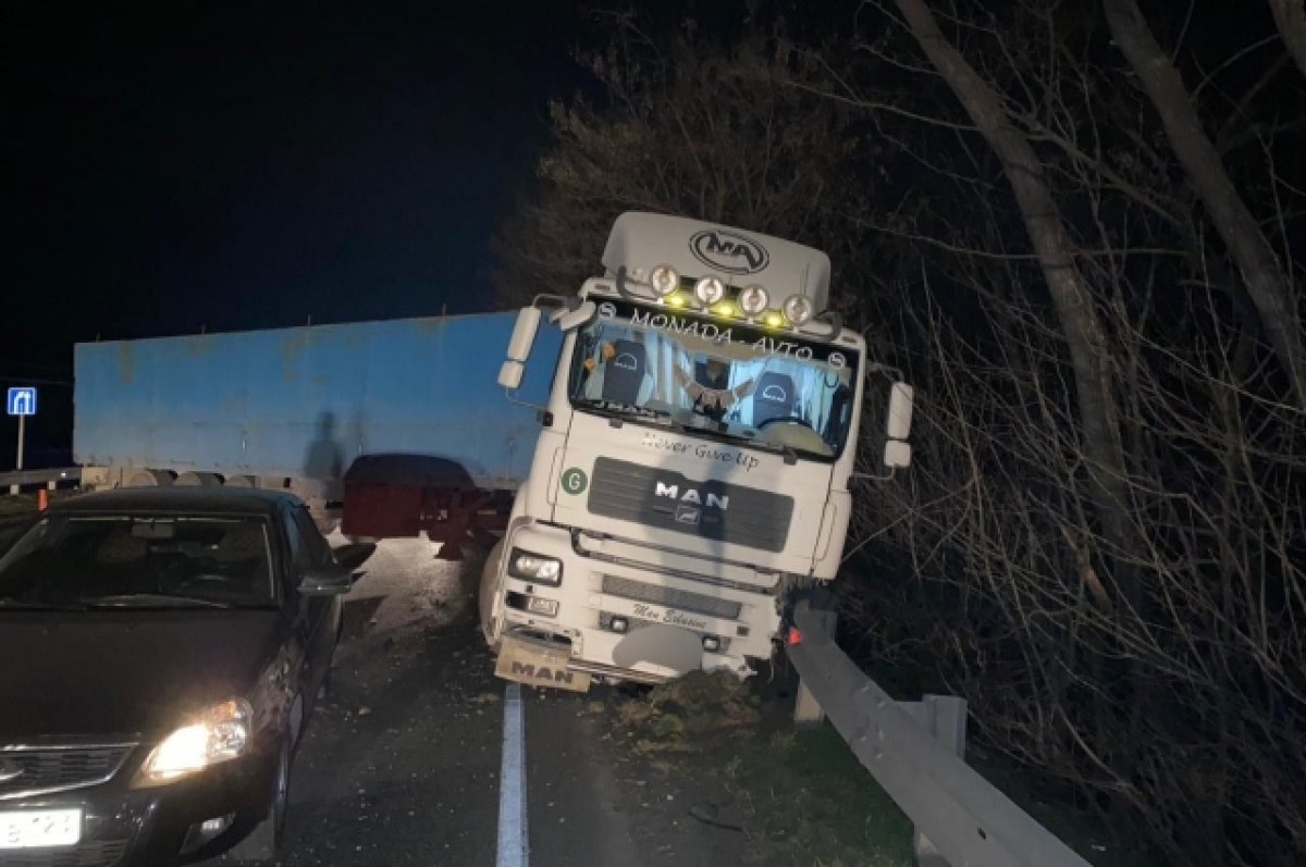 В Краснодарском крае водитель легковушки погиб в ДТП с фурой