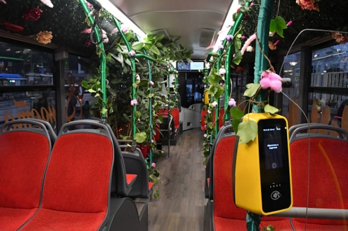 В Международный женский день по Сочи начал курсировать автобус с цветами