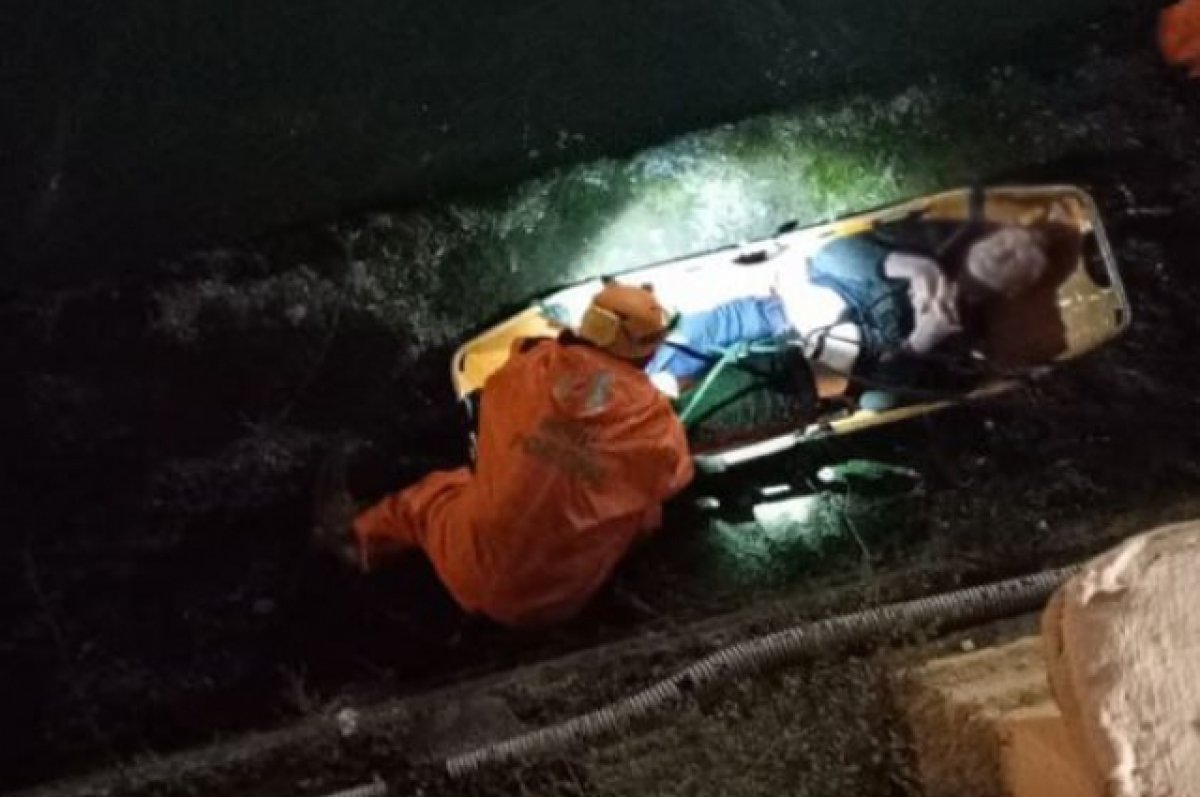 Спасатели эвакуировали из реки на носилках пьяного 54-летнего жителя Сочи