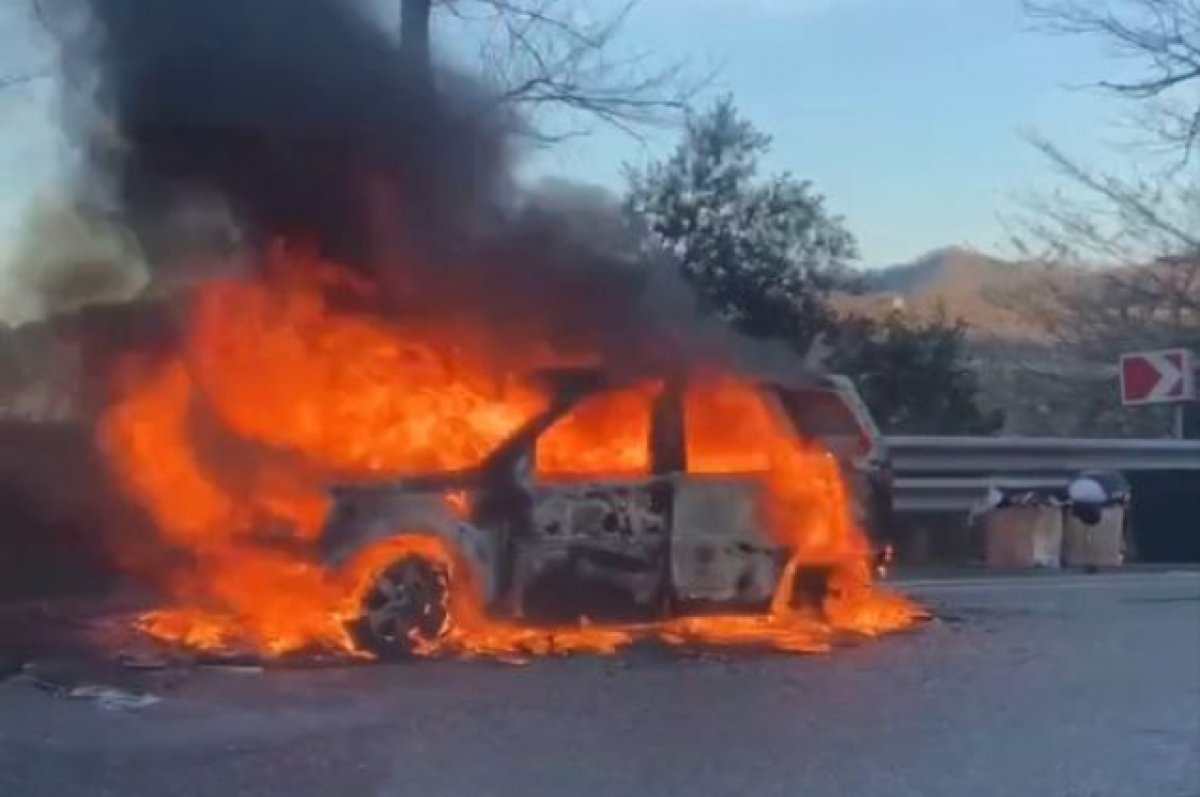 В Сочи на трассе рано утром сгорела легковая машина