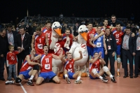 Игроки сборной России радуются победе в финале чемпионата Европы по волейболу над командой Италии
