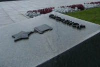 Плита с названием Смоленска на площади Победы в Минске