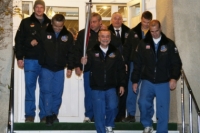 Члены экипажа ТПК «Союз ТМА-11М»: астронавт ДжАКСА Коичи Ваката (второй слева), космонавт Роскосмоса Михаил Тюрин (в центре) и астронавт НАСА Рик Мастраккио (справа) выходят из гостиницы для посадки в автобус.