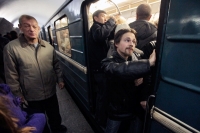 Пассажиры московского метрополитена на станции метро Тверская.