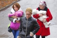 Людмила Трофимова (слева) и Людмила Дубаева (справа) привыкают к родным дочкам.