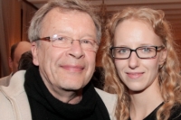 Писатель Виктор Ерофеев с супругой Екатериной перед началом премьеры фильма Павла Лунгина «Дирижер» в Москве. 