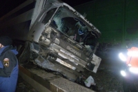 Большегруз Scania после столкновения с грузовым поездом.