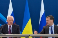 Председатель правительства России Дмитрий Медведев (справа) и премьер-министр Украины Николай Азаров.