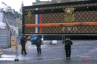 Павильон в виде чемодана Louis Vuitton на Красной площади в Москве.