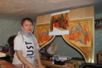 Ника рисует иконы на импровизированном втором этаже десятиметровой комнаты, где она живет с мужем и ребенком.