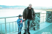 Опер Бугримов с сыном на берегу того самого озера Солёное. 