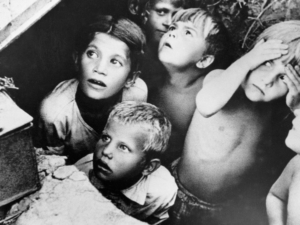 Советские дети во время фашистской бомбежки под Минском в первые дни войны. 1941