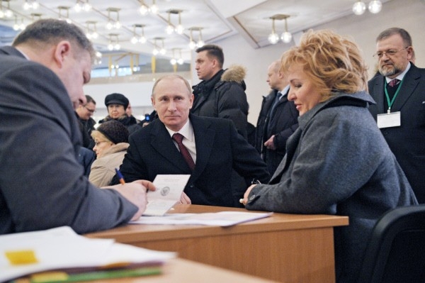 Кандидат в президенты РФ, председатель правительства России Владимир Путин с супругой Людмилой