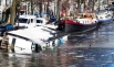 Затонувший «плавучий дом» в одном из каналов в Амстердаме. Водяная труба судна лопнула из-за образования льда.