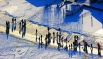 Добровольцы расчищают снег на трассе для предстоящей гонки на коньках в городе Снек (Нидерланды).