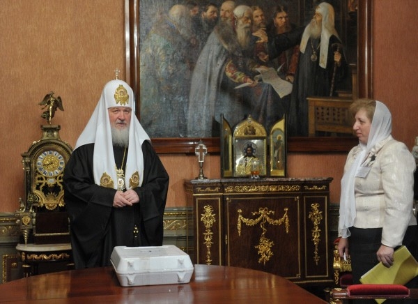 Патриарх Московский и всея Руси Кирилл в рабочей патриаршей резиденции в Чистом переулке принимает участие в голосовании на выборах президента РФ.