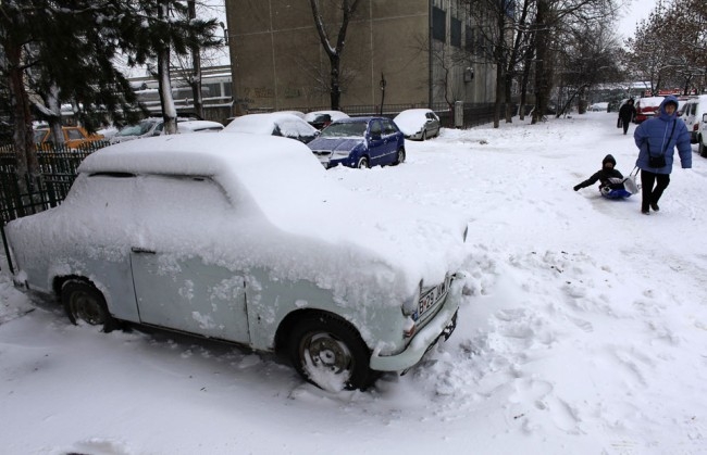 Венгрия, Будапешт, 26 декабря 2012. В конце января здесь проходили спасательные операции по поиску сотен путешественников, потерявшихся из-за снежных бурь и метелей. Задерживаются поезда, закрываются автомагистрали, отменяются рейсы