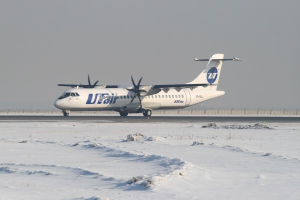 Самолет ATR-72 компании UTair перед взлетом в аэропорту 