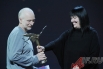 Алла Духова, руководитель танцевального коллектива «Тодес», вручает приз Владимиру Гудилину («Жила-была одна баба»).