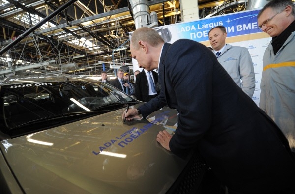 После торжественного запуска нового конвейера Путин оставил автограф на капоте первой Lada Largus.