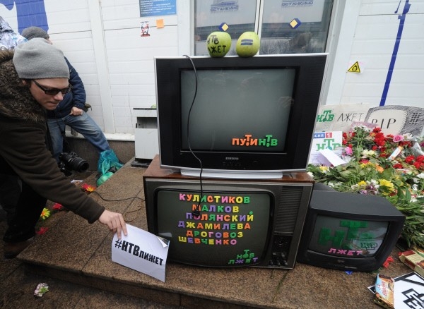 Несмотря на бурю в соцсетях и возмущение некоторых именитых журналистов, большинство политологов согласились, что акция против НТВ стала отличным пиаром как для телеканала, так и для оппозиции.