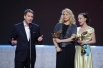 Актер Евгений Миронов вручает специальный приз, созданный в этом году Академией кинематографических искусств 