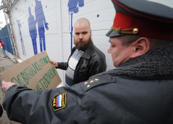 Благодаря многочисленным сообщениям в соцсети Twitter, хэштег «#НТВлжёт» быстро вошёл в число наиболее актуальных в российском сегменте Интернета.
