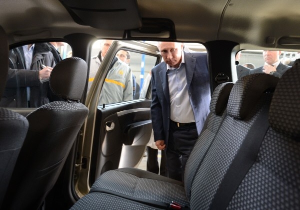 Садиться за руль новой Lada Путин не стал. Видимо, после неудачного тест-драйва Lada Granta в 2011-м (тогда автомобиль завёлся только с 6-го раза).