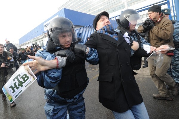 «Пикет против наглой лжи на НТВ» состоялся после показа фильма «Анатомия протеста», в котором организаторов митингов «За честные выборы» обвиняют в подкупе участников акций протеста.