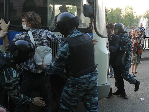 Некоторые сотрудники полиции в ходе столкновений с оппозицией получили ожоги глаз.