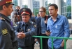 Илья Яшин, телеведущая Ксения Собчак разговаривают с полицейскими в оцеплении на Чистопрудном бульваре