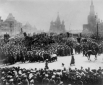 Церемониальный марш солдатских и рабочих организаций на Красной площади в Москве. Парад, посвященный празднованию 1 мая. 1917 год. Репродукция.