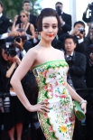 Китайская актриса Фэн Бингбинг появилась в платье с фольклорным орнаментом и длинным шлейфом.