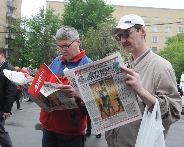 От группы организаторов акции - свежий номер «АиФ» с Георгиевской ленточкой