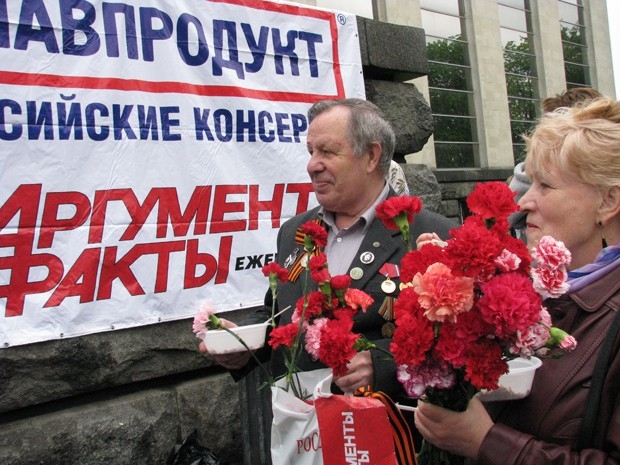 Для всех ветеранов, посетивших праздник, компания «Главпродукт», как всегда, подготовила подарки - наборы со сладкой сгущёнкой и вкусной тушёнкой.