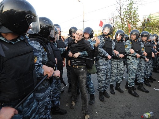 Полиция призывала оставшихся на Болотной площади после митинга оппозиции разойтись.