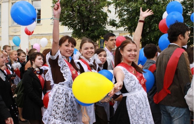 На последний звонок владимирские выпускницы неизменно надевают советскую школьную форму.