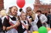 На последний звонок владимирские выпускницы неизменно надевают советскую школьную форму. 