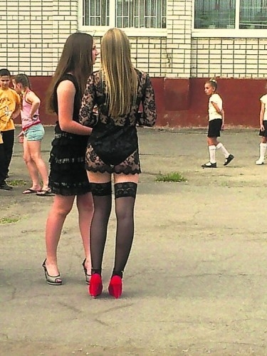 17-летняя Анастасия Фоменко, прославившаяся благодаря своему откровенному выпускному наряду
