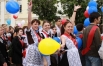 На последний звонок владимирские выпускницы неизменно надевают советскую школьную форму. 