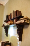Эта книжная полка единственный  предмет в экспозиции, который находился в этой коммуналке при Булгакове