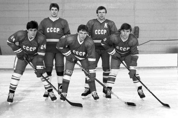 Первая пятерка сборной СССР по хоккею. Сергей Макаров, Игорь Ларионов и Владимир Крутов. Алексей Касатонов, Вячеслав Фетисов.