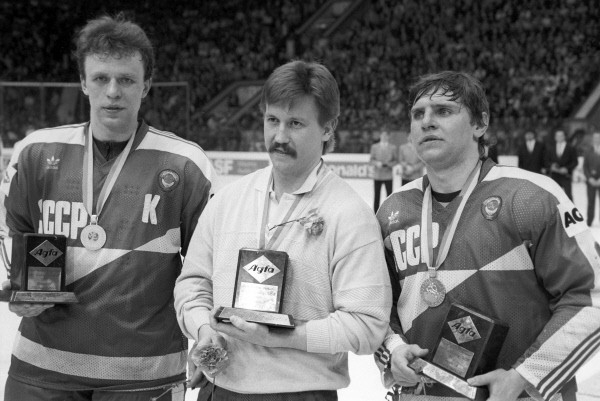 Лучшие игроки чемпионата мира и Европы по хоккею с шайбой 1986 года. защитник, капитан сборной СССР Вячеслав Фетисов, вратарь сборной Швеции Петер Линдмарк, нападающий сборной СССР Владимир Крутов