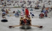 Флотилия на Темзе, проходившая 3 июня в честь празднования 60-летнего правления королевы Елизаветы II попала в Книгу рекордов Гиннесса как самое большое шествие судов в мире