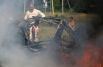 Французский пилот Герт Узинк стоит у сгоревшей машины Mitsubishi Lancer MRP10 на трассе первого этапа ралли-рейда "Шелковый путь".