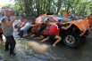Зрители помогают вытащить машину французской команды Laurent FOUQUET