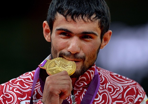 Первый чемпион российской сборной на летней Олимпиаде 2012, дзюдоист Арсен Галстян с медалью в медиацентре российской олимпийской площадки Russia Park в Лондоне.